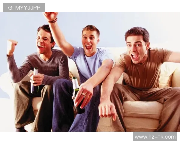 球星在足球场上偷吃零食事件曝光 网友热议球员赛中偷吃行为